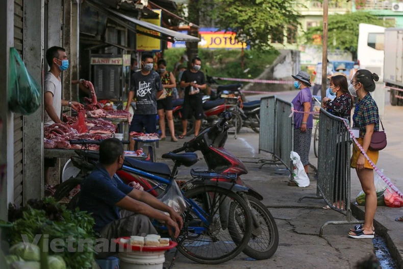 Người dân Thủ đô xếp hàng dùng thẻ để đi chợ thời Covid-19 -0