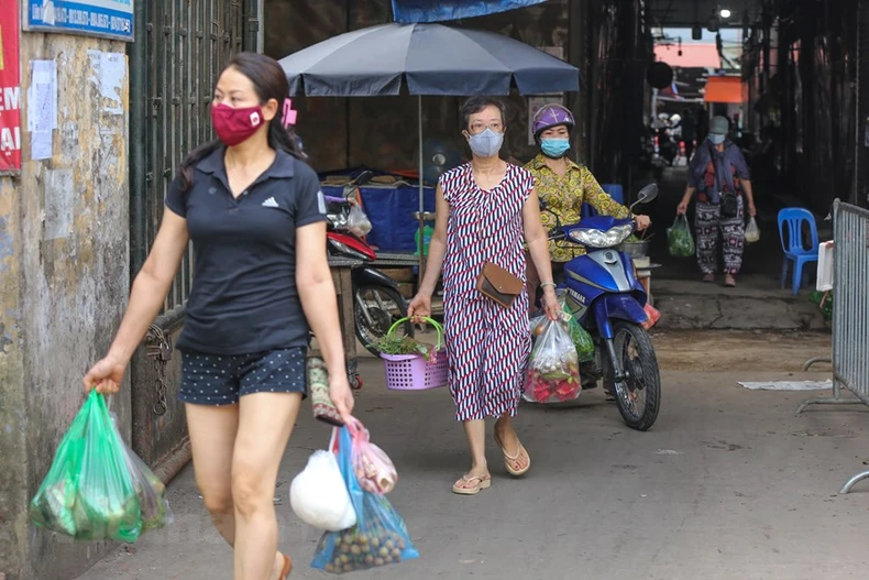 Người dân Thủ đô xếp hàng dùng thẻ để đi chợ thời Covid-19 -0