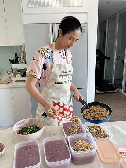 Các hoa hậu nấu cơm tặng bệnh viện -0