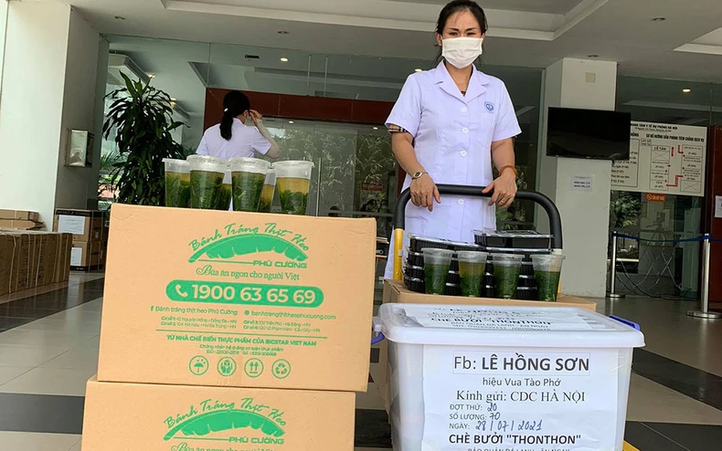 Các hoa hậu nấu cơm tặng bệnh viện -0