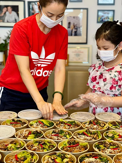 Các hoa hậu nấu cơm tặng bệnh viện -0