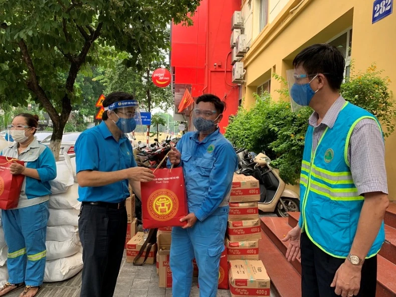 "Xe buýt siêu thị 0 đồng" trao nhu yếu phẩm tới hơn 4 nghìn công nhân Thủ đô ảnh 1