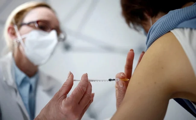 Tiêm vaccine vẫn phải đeo khẩu trang để ngăn chặn virus kháng vaccine phát triển -0