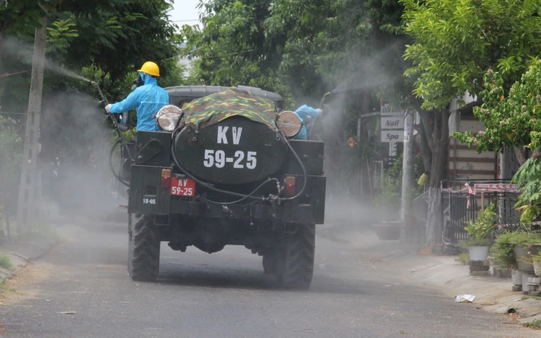 Đà Nẵng phun khử khuẩn toàn bộ điểm nóng Cảng cá Thọ Quang -0
