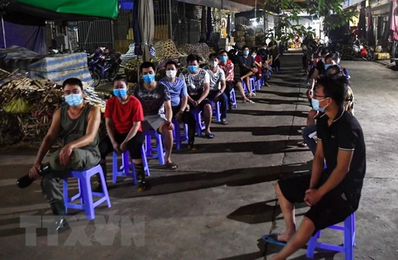Lấy mẫu xét nghiệm Covid-19 cho tiểu thương chợ Long Biên trong đêm -0