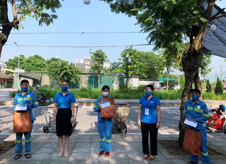 Tặng xe máy cho nữ công nhân vệ sinh môi trường bị cướp -0