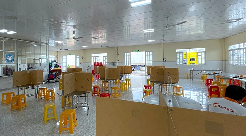 Cà Mau sản xuất an toàn trong thời gian giãn cách, công nhân được bố trí ở khách sạn “5 sao” -0