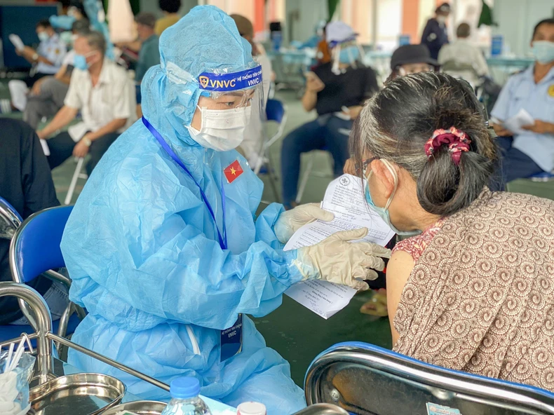 Tăng tốc tiêm chủng cho 300.000 công nhân, người dân Bình Dương -0