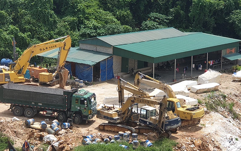 Ngang nhiên khai thác đá trái phép với quy mô lớn -0
