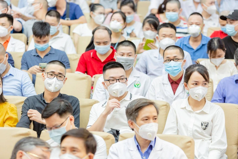 Hàng trăm cán bộ y tế