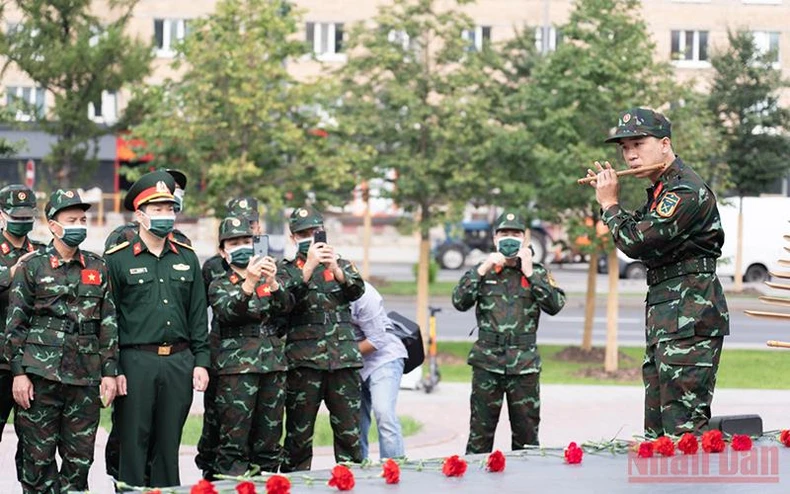 Đoàn Quân đội nhân dân Việt Nam dâng hoa tưởng nhớ Chủ tịch Hồ Chí Minh tại Nga -0