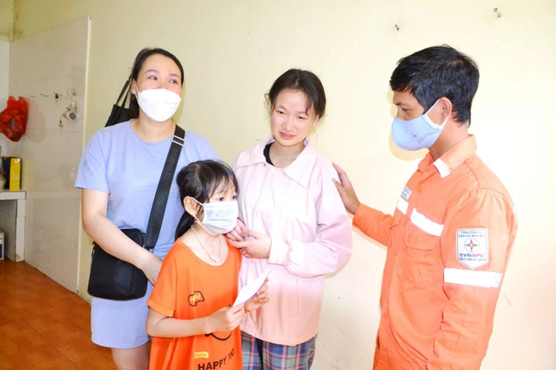 Khen thưởng 2 nhân viên điện lực cứu 2 cháu bé trong vụ cháy cửa hàng gas ở Sa Pa -0