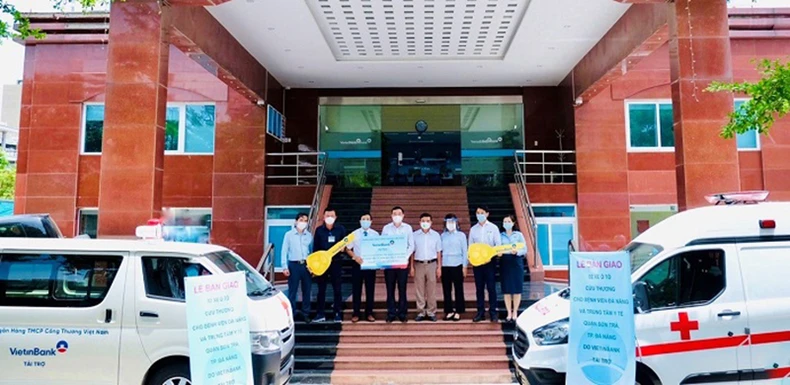 VietinBank trao tặng 2 xe cứu thương chất lượng cao tại Đà Nẵng -0