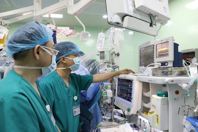 Lần đầu tiên ghép gan thành công cho bé 18 tháng tuổi -0