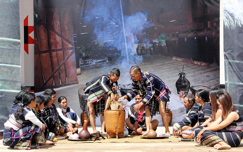 Kỳ II : Trống cái giữa dàn chiêng -0