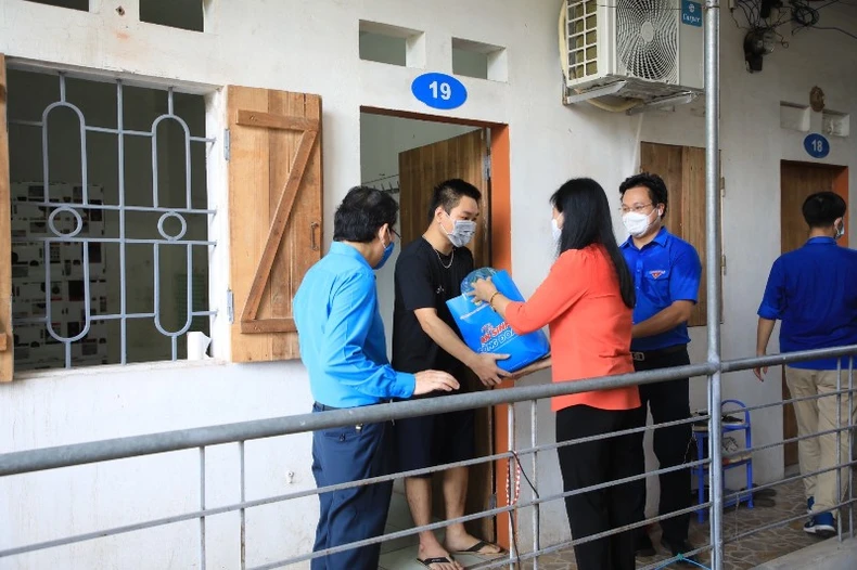 Hà Nội trao quà hỗ trợ 2.200 lao động và sinh viên ngoại tỉnh bị ảnh hưởng bởi dịch bệnh -0