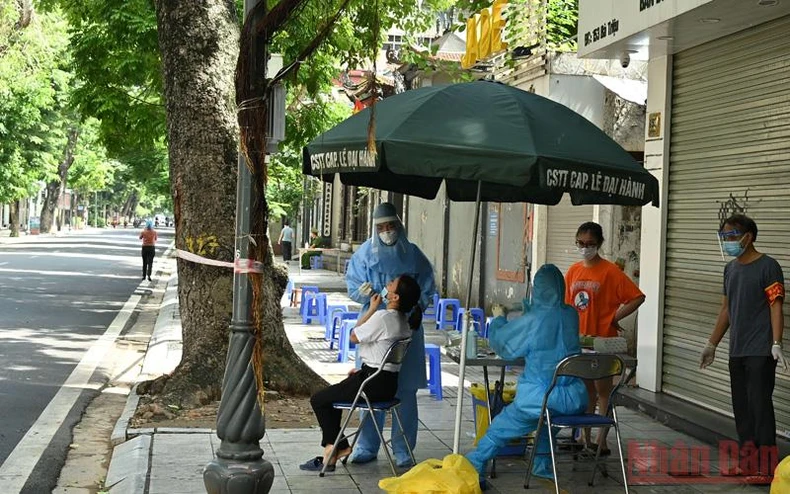 Hà Nội tăng cường giám sát, xử lý nghiêm những người ra đường không có lý do chính đáng -0