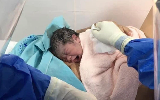 Bé trai có mẹ F0 chào đời giữa