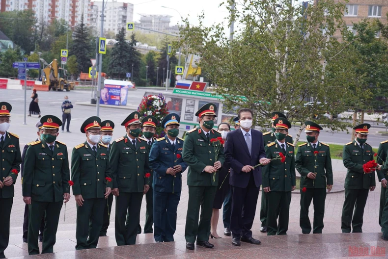 Đoàn cấp cao Quân đội nhân dân Việt Nam dâng hoa tại tượng đài Bác ở Moskva -0