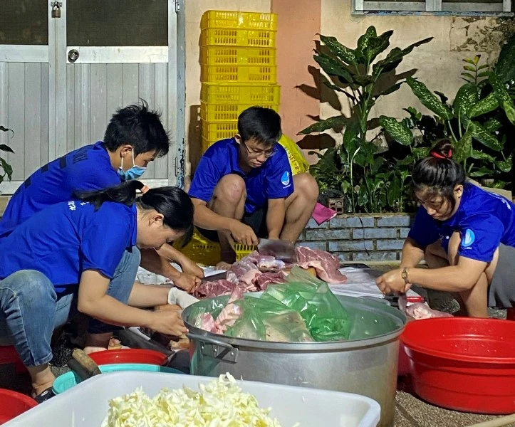 Đưa suất ăn 0 đồng đến bệnh viện -0