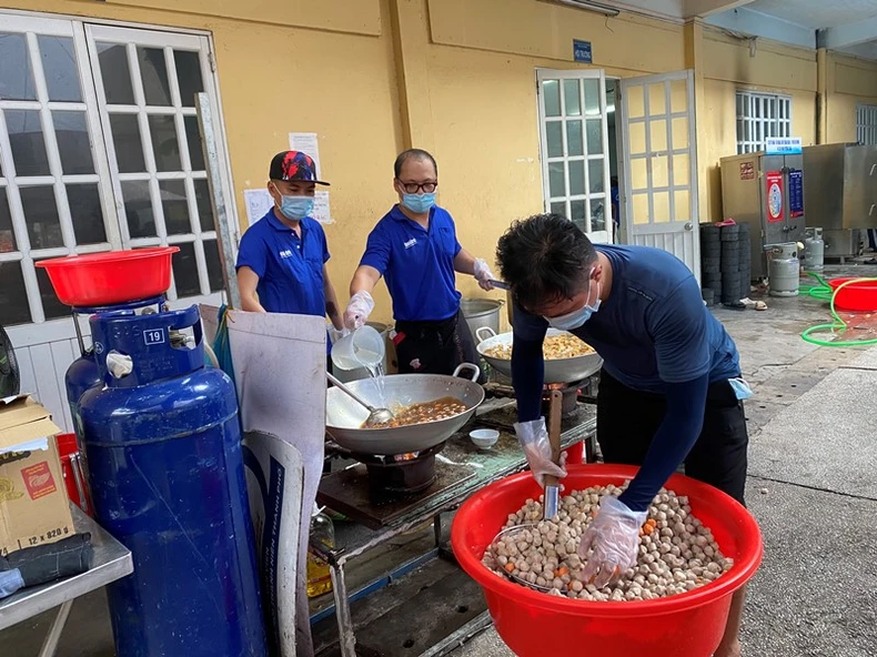 Đưa suất ăn 0 đồng đến bệnh viện -0