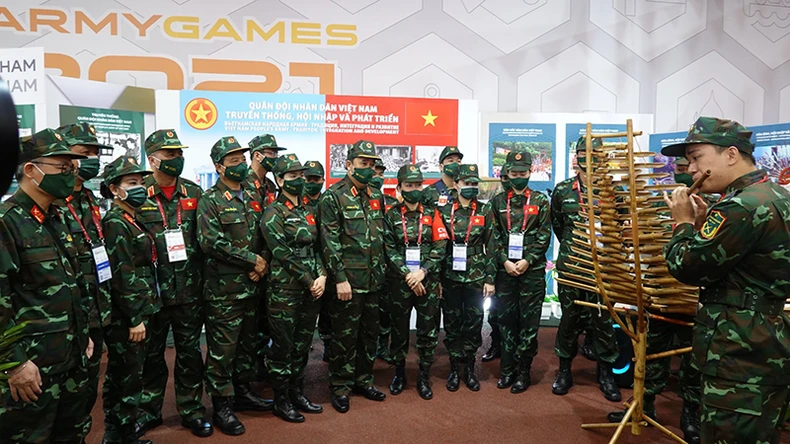 Trung tướng Phùng Sĩ Tấn động viên một số đội tuyển thi đấu tại thao trường Alabino -0