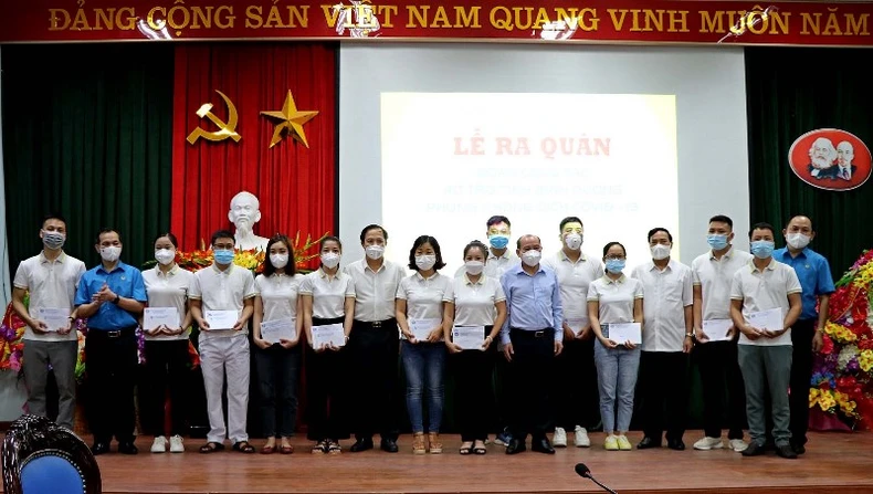 Đoàn y tế tỉnh Hòa Bình lên đường hỗ trợ tỉnh Bình Dương chống dịch -0
