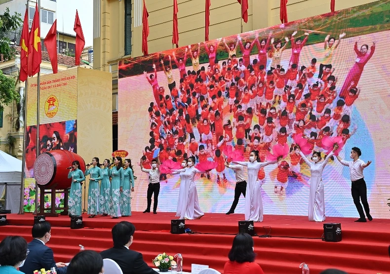 Độc đáo lễ khai giảng khó quên của học sinh cả nước trong giãn cách -0