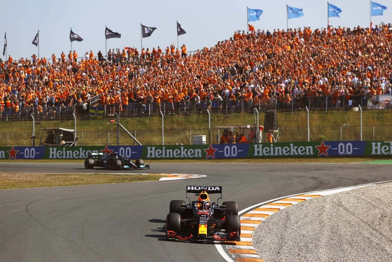 Max Verstappen nâng cúp trên sân nhà -0