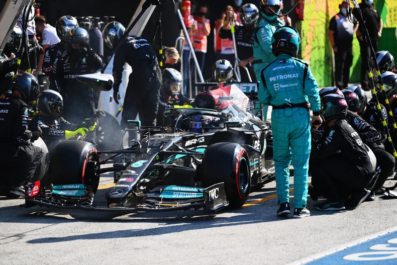 Max Verstappen nâng cúp trên sân nhà -0