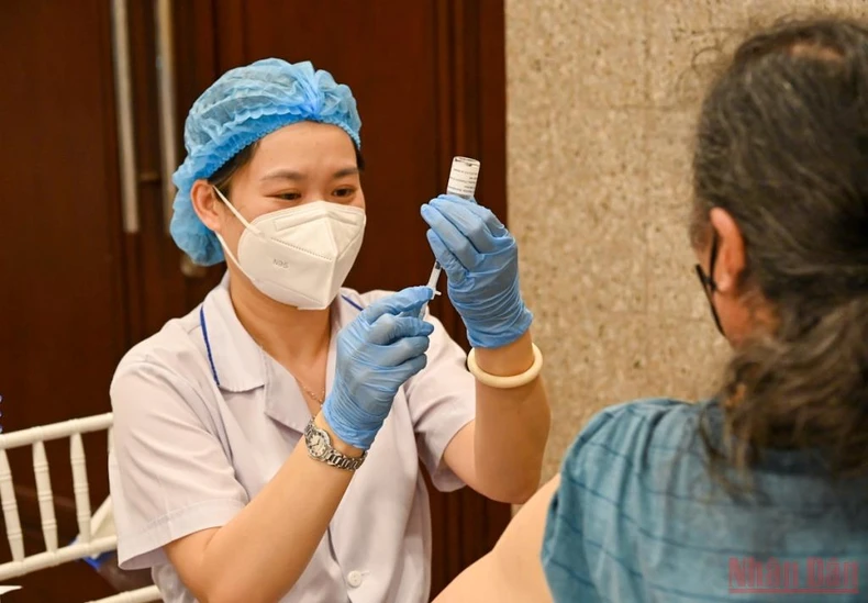 Xuyên đêm tiêm vaccine cho người cao tuổi, người có bệnh nền tại Hà Nội -0