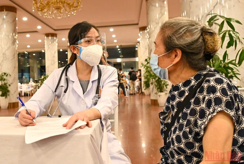 Xuyên đêm tiêm vaccine cho người cao tuổi, người có bệnh nền tại Hà Nội -0
