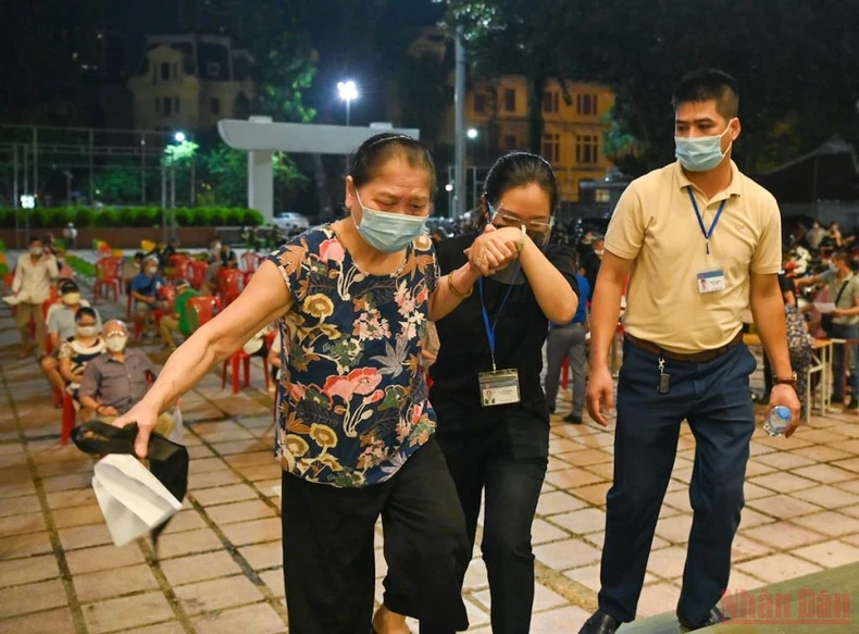 Xuyên đêm tiêm vaccine cho người cao tuổi, người có bệnh nền tại Hà Nội -0
