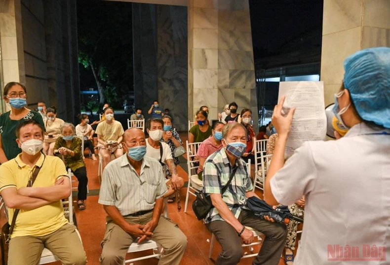 Xuyên đêm tiêm vaccine cho người cao tuổi, người có bệnh nền tại Hà Nội -0