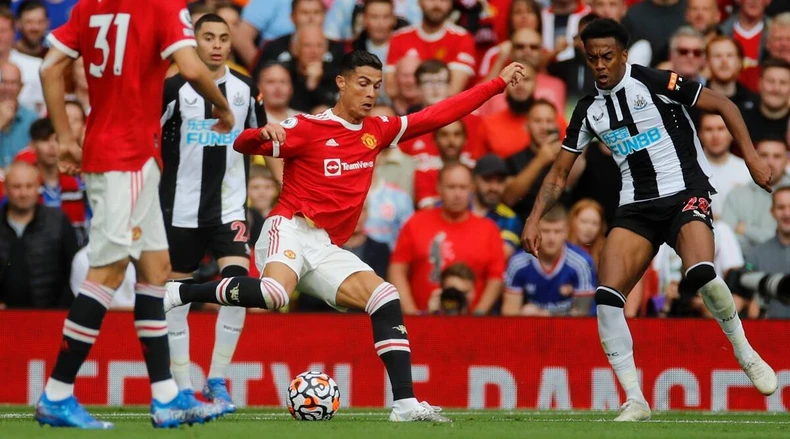 Cận cảnh Ronaldo lập cú đúp trong ngày ra mắt Man United -0