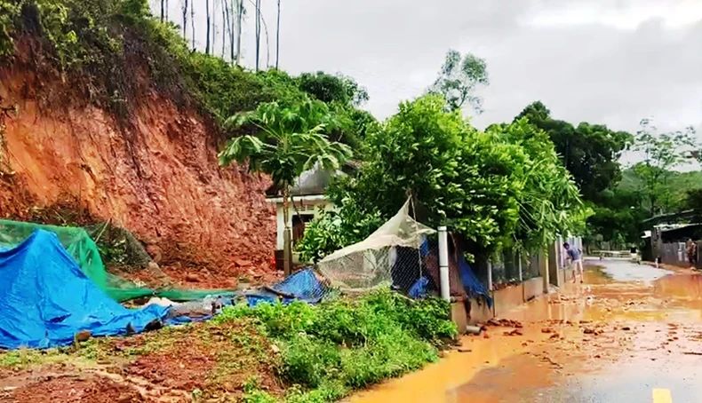 Thừa Thiên Huế tập trung khắc phục các điểm sạt lở sau bão số 5 -0