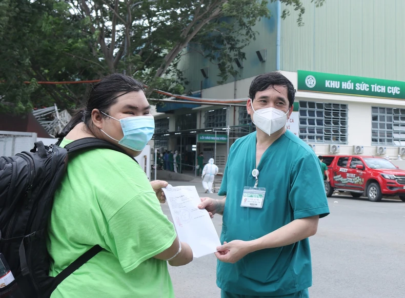 Thêm 8 bệnh nhân Covid-19 từng nguy kịch được xuất viện -0