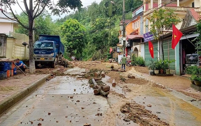Mưa lớn gây sạt lở đất, ách tắc nhiều tuyến đường giao thông ở Lào Cai -0