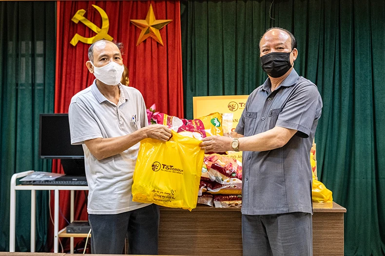CBNV T&T Group trao tặng 3.000 suất quà cho người dân Hà Nội gặp khó khăn do Covid-19 -0