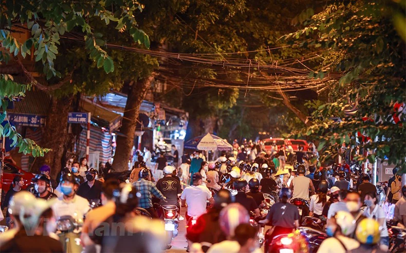 Phớt lờ lệnh cấm tụ tập, người dân vẫn lên phố Hàng Mã đón Trung Thu -0