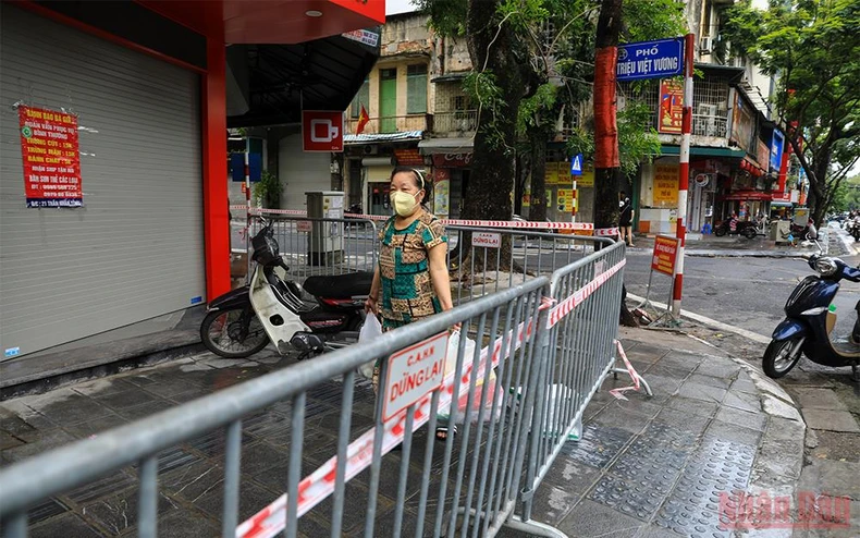Phong tỏa dãy phố Trần Nhân Tông do liên quan đến ca nghi nhiễm Covid-19 mới -0