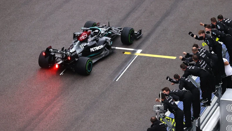 Lewis Hamilton cán mốc 100 chiến thắng -1
