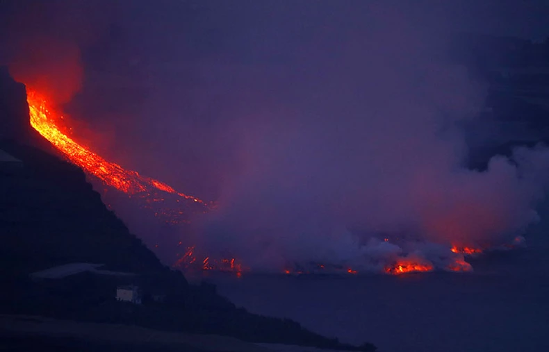Núi lửa đang phun trào tại đảo La Palma, Tây Ban Nha -0