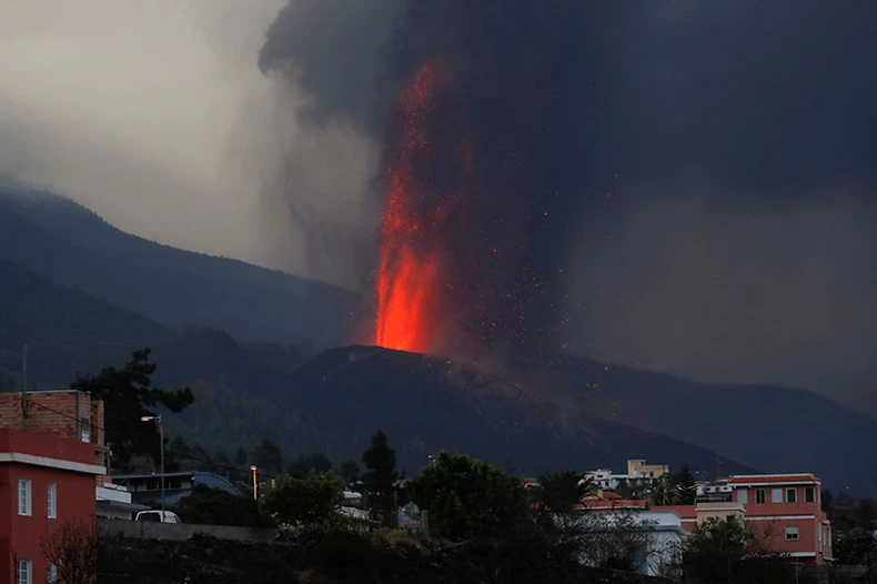 Núi lửa đang phun trào tại đảo La Palma, Tây Ban Nha -0