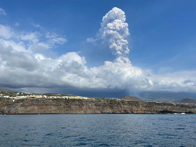 Núi lửa đang phun trào tại đảo La Palma, Tây Ban Nha -0