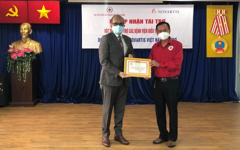 Tặng 2,35 tỷ đồng vật tư y tế cho các bệnh viện -0