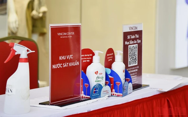 Quét mã QR để phòng, chống dịch trong những ngày nới lỏng giãn cách -0