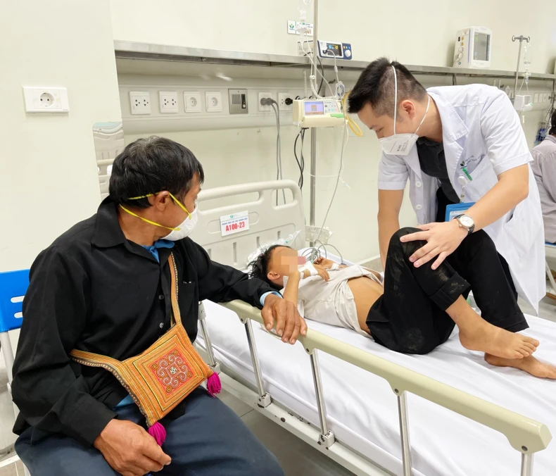 1 trẻ tử vong, 8 trẻ ngộ độc nặng do ăn quả hồng trâu -0