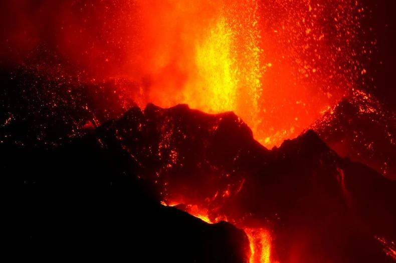 Dung nham núi lửa nhấn chìm thêm nhiều ngôi nhà trên đảo La Palma -0