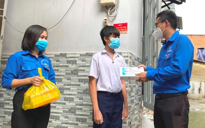 EVNHCMC ủng hộ 200 triệu đồng Quỹ “Vì người nghèo” -0